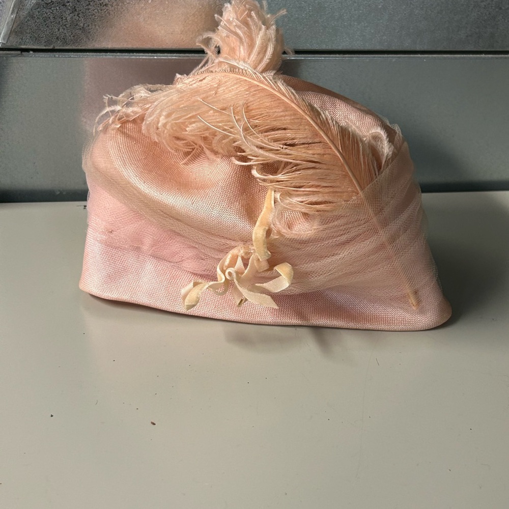🎀 Vintage Chapeaux Versailles Hat – Soft Pink with Feather Accent
